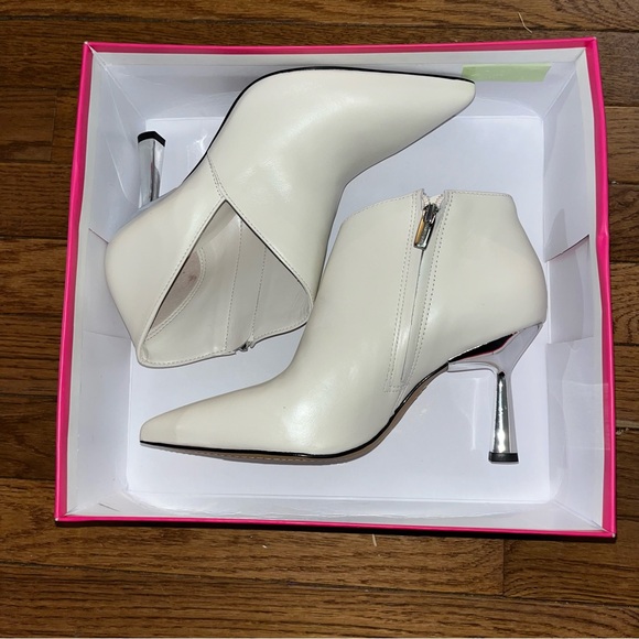 Vince Camuto Creamy White Zenith Tannido Pointed Toe Bootie Women’s Size 9 - Picture 2 of 12